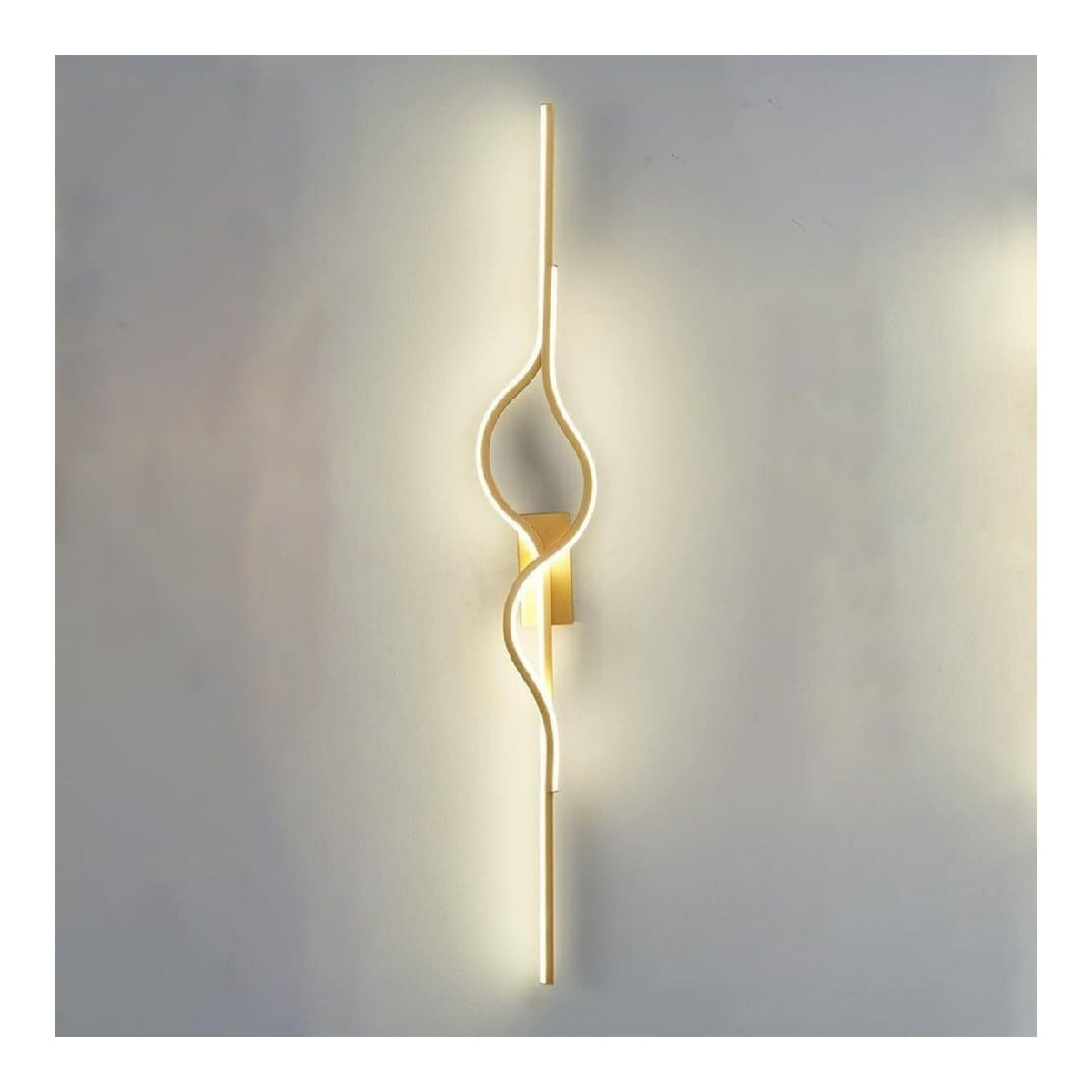 Applique murale Blanc et Dore a presence elegante et lumiere agreable 28 W 3000 K