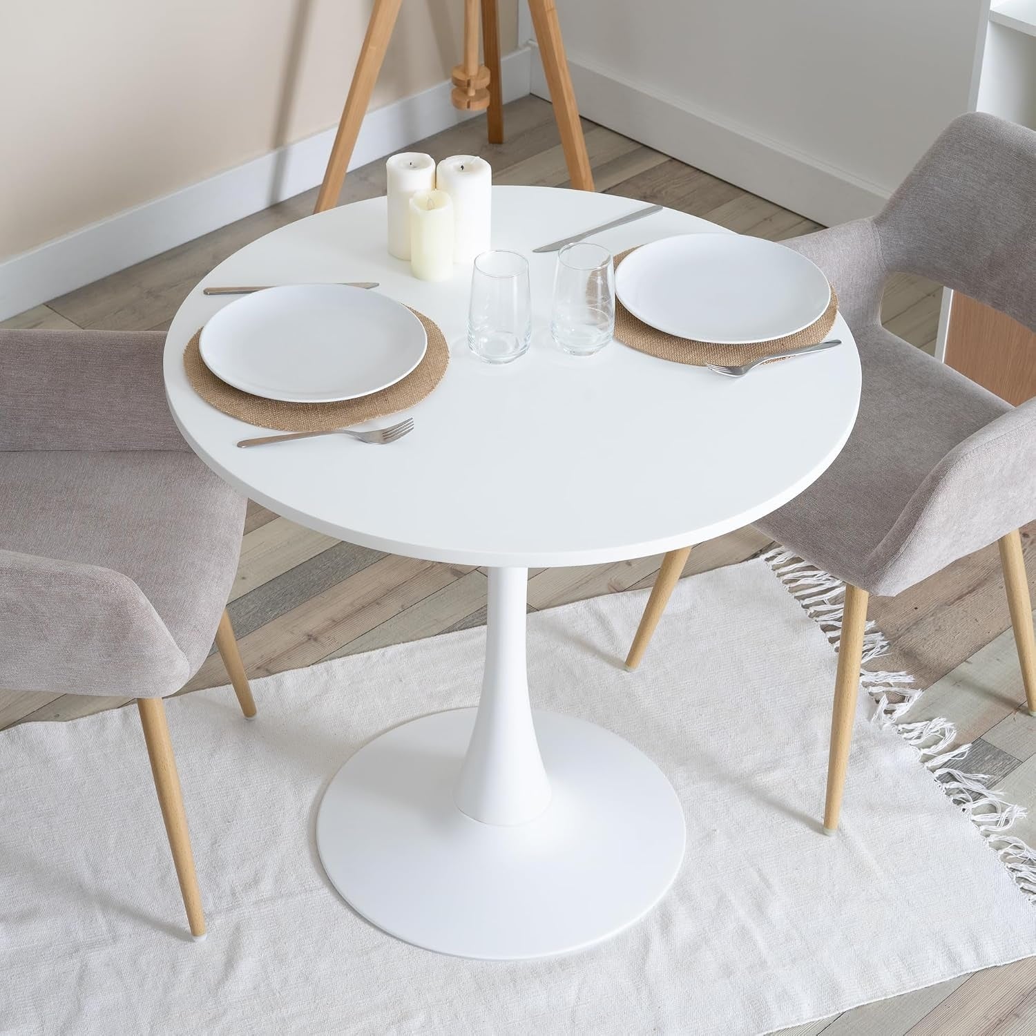 Table ronde blanche compacte avec pied central trompette, inspiration scandinave pour deux a quatre personnes, 80 x 80 x 75 cm