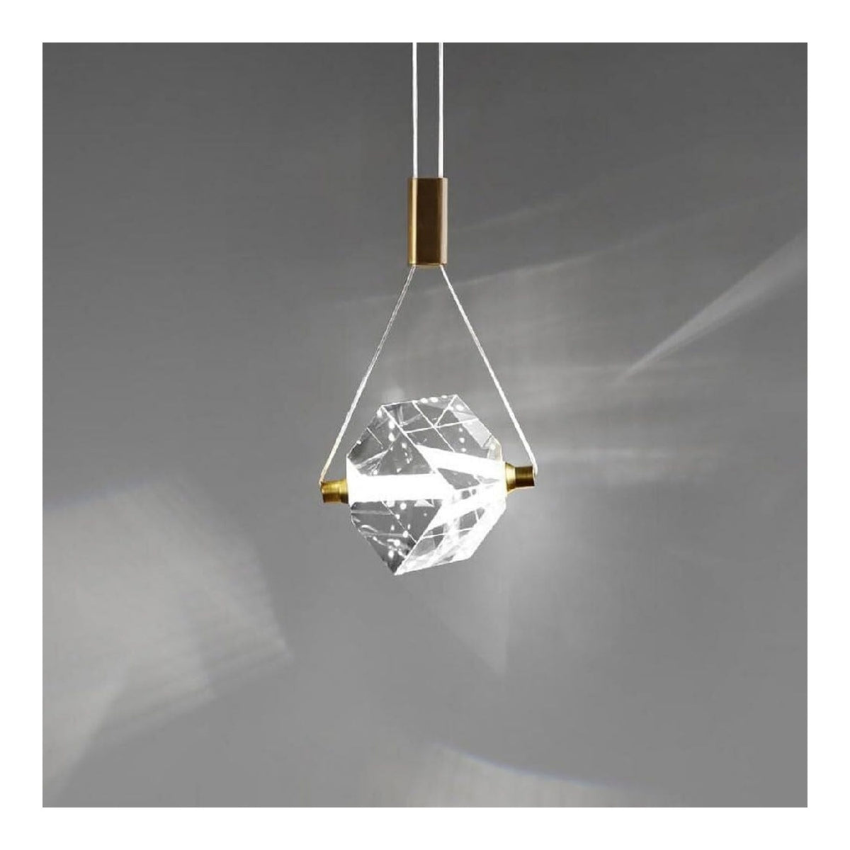 Suspension Ambre et Rouge aux lignes epurees avec eclairage confortable