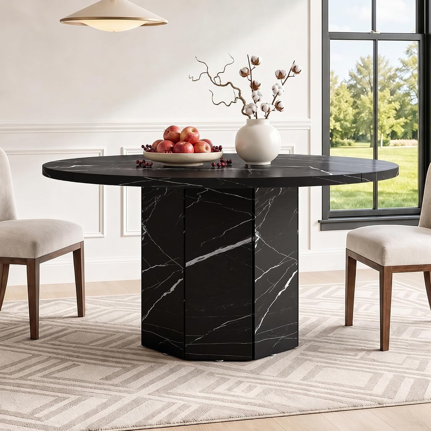 Table ronde noire effet marbre 120 cm, format convivial pour quatre a six personnes dans une salle a manger contemporaine
