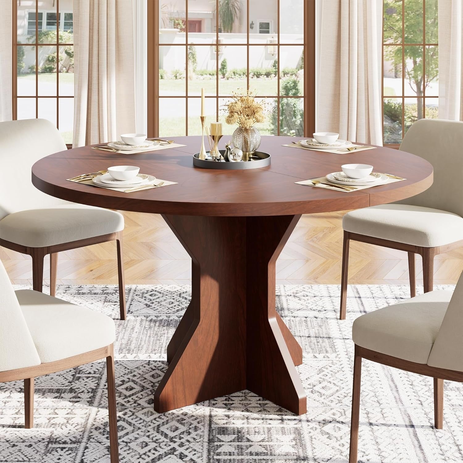 Table ronde 120 cm en bois massif marron rougeatre avec pied stable, adaptee pour 4 a 6 personnes en cuisine ou salon