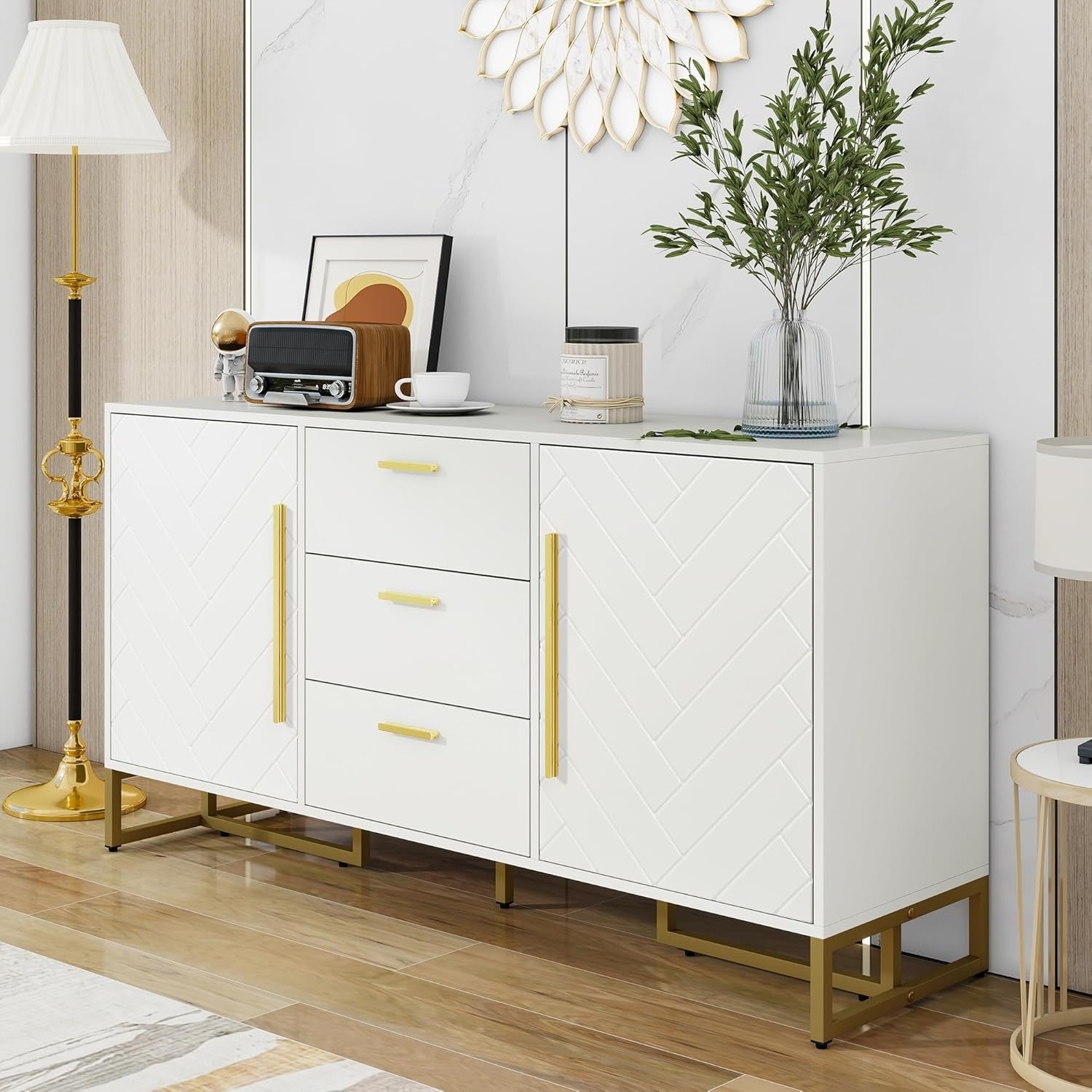 Buffet cuisine blanc 145 x 40 x 75 cm avec trois tiroirs, placards fermes, etageres ajustables et pieds metalliques